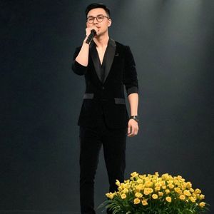 黑丝白虎美女自慰出白浆
