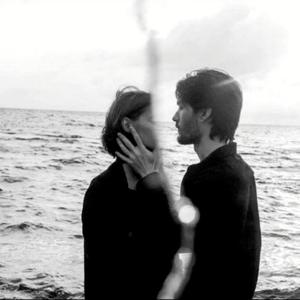 黑丝白虎美女自慰出白浆
